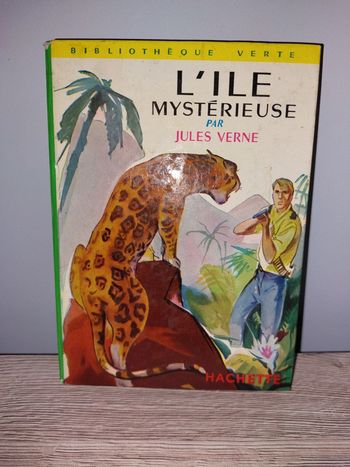 Livre de poche l´île mystérieuse