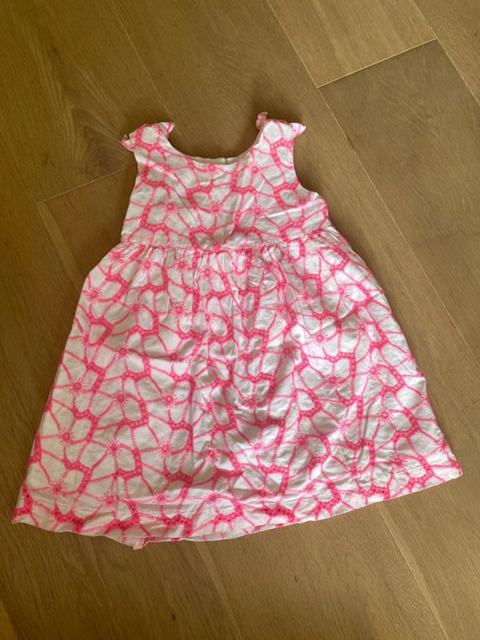Jolie robe brodée rose et blanche 23 mois