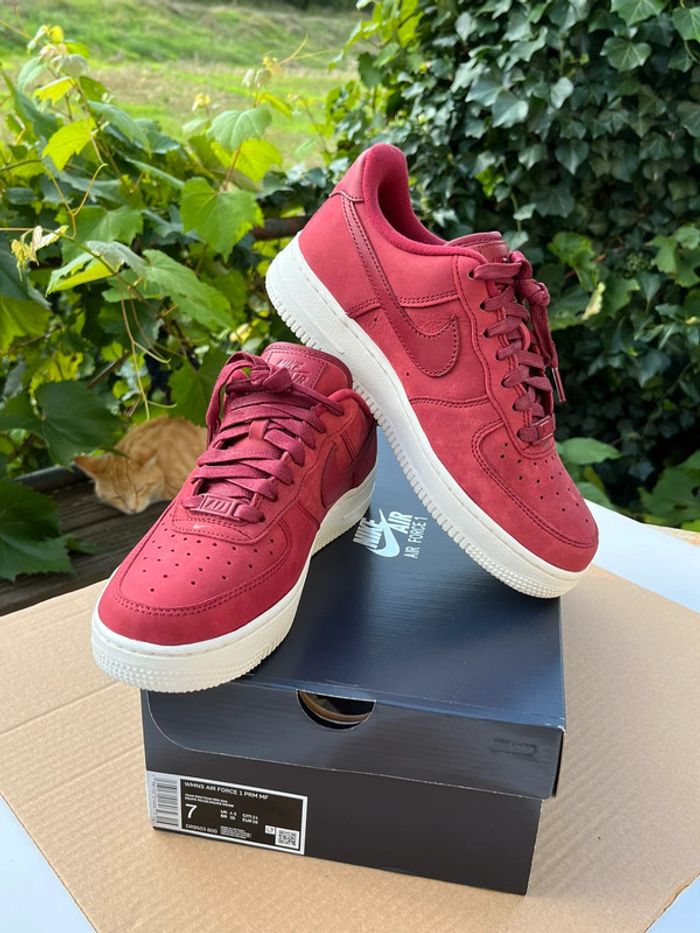 Basket Nike Air Force 1 PRM rouge bordeaux