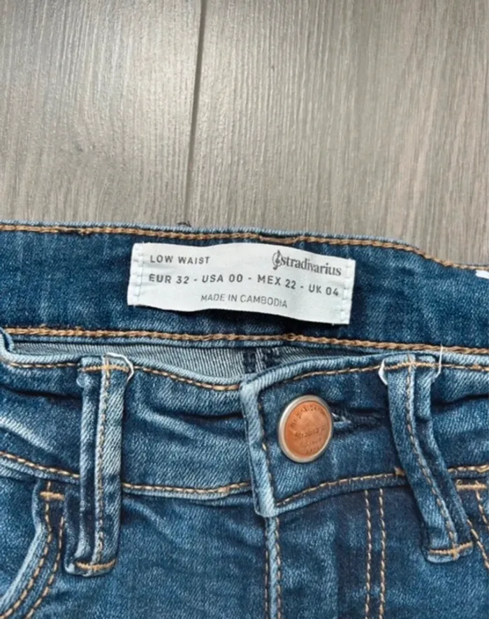 Jean troué Stradivarius taille 32 - photo numéro 3