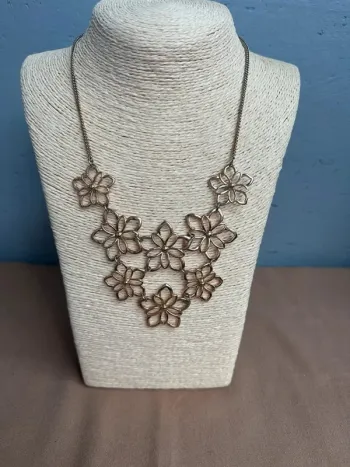 Collier fleurs dorée