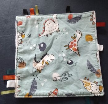 Doudou carré plat dinosaures,étiquettes