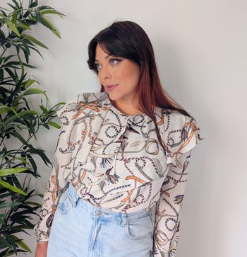 Blouse volantée écru crème à motifs style moderne et tendance pour le printemps Marque Zara Taille 36 S
Très bon état