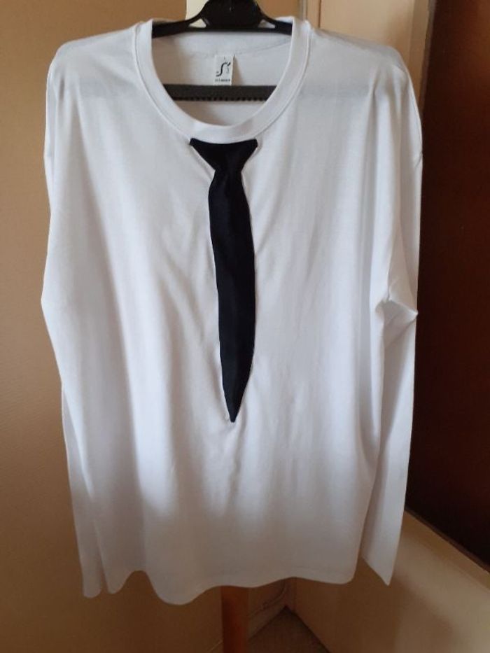 Tee-shirt manche longue taille L & fausse cravate