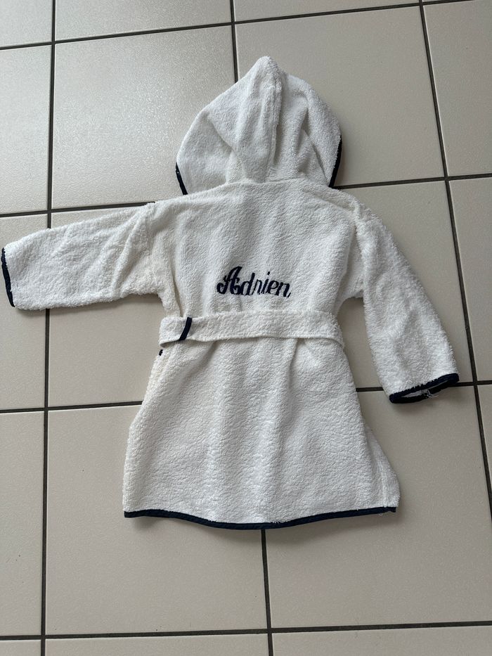 Peignoir blanc avec prénom ''ADRIEN'' taille 2 ans en très bon état - photo numéro 6