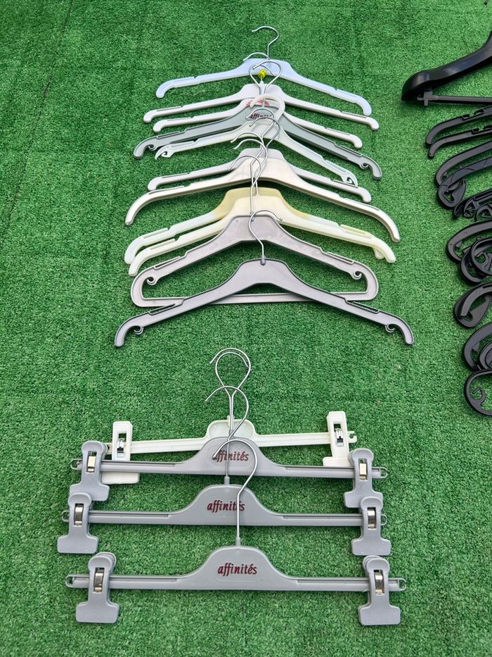 Lot 35 cintres vêtements – t-shirts, vestes et pantalons - photo numéro 2