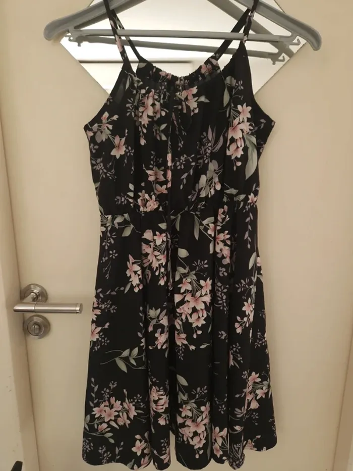 Robe à fines brides à imprimé floral à noeud taille M