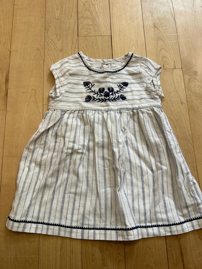 Jolie robe brodée Cyrillus 18 mois