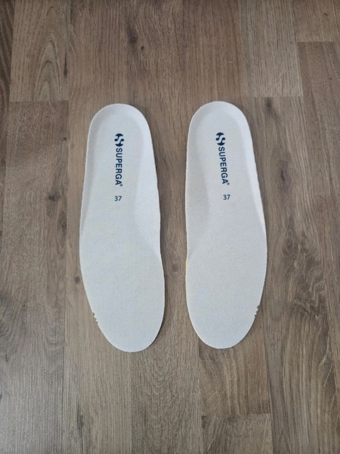 Bottines Superga blanches neuves jamais portées dans leur boîte d'origine taille 37 - photo numéro 5