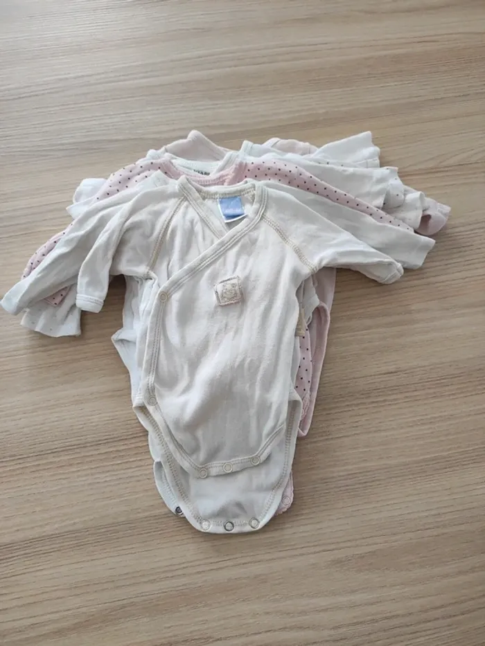 Lot 8 bodys 1 mois satisfaisant