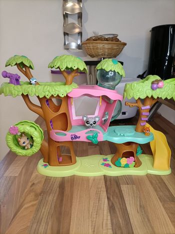 Grande maison dans les arbres Little Petshop 56*37 cm + 4 figurines