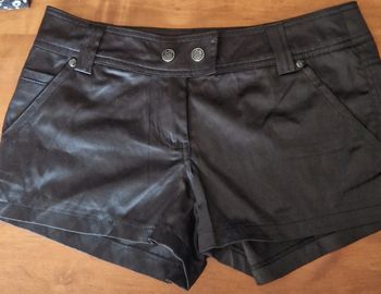 Short noir légèrement brillant  taille36 Jennifer