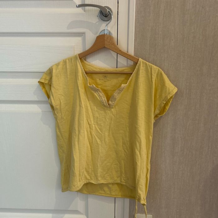 T shirt ou top jaune Armand Thiery T1