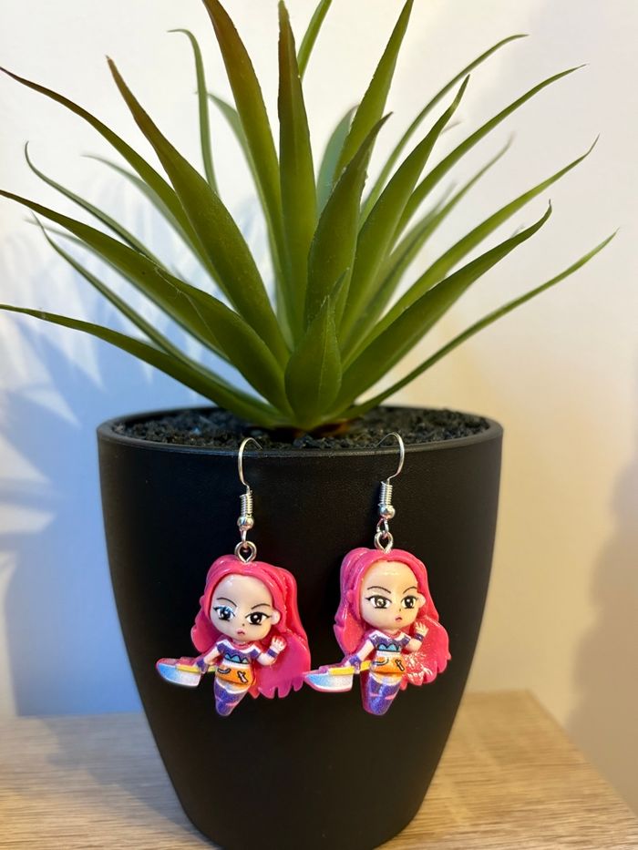 Boucles d'oreilles Pendantes Personnage Mira Kpop - photo numéro 2