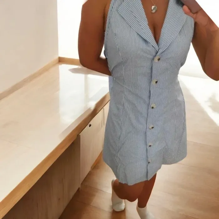 Robe courte rayée bleu blanc 🤍 style été chic & y2k | col plongeant sans manches