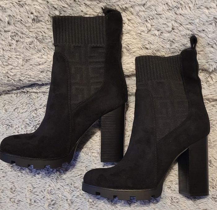 Bottines noires à jolis motifs - photo numéro 2
