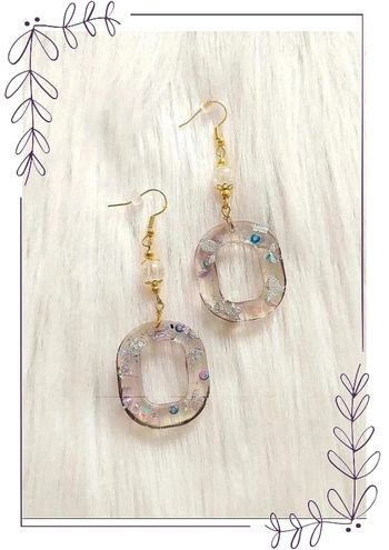 Boucles d'oreilles pendantes en résine époxy avec perles incrustées et reflets holographiques