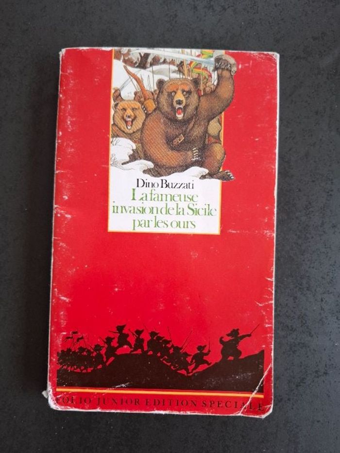 Livre La fameuse invasion de la Sicile par les ours de Dino Buzzati en bon état