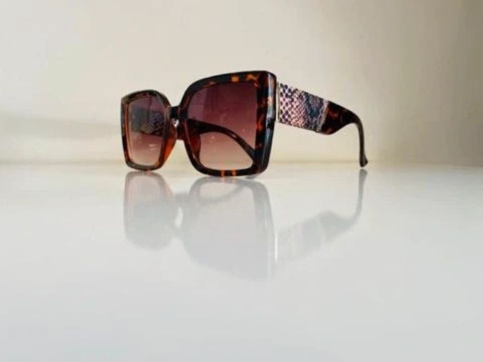 Lot de deux lunettes de soleil marron et noir UV protection catégorie 3 - photo numéro 17