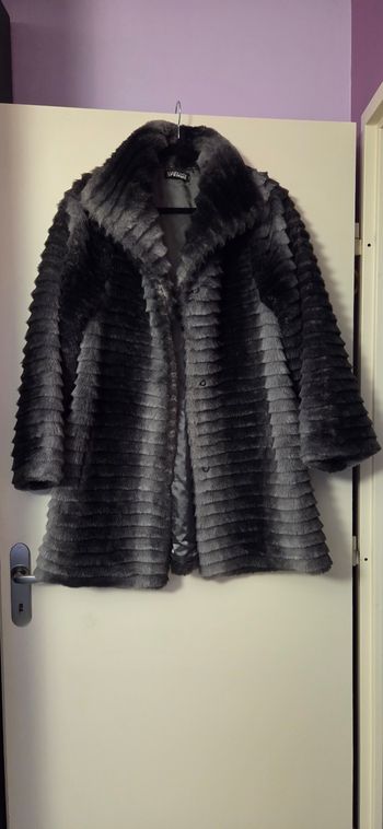 Manteau fausse fourrure gris T.42/44