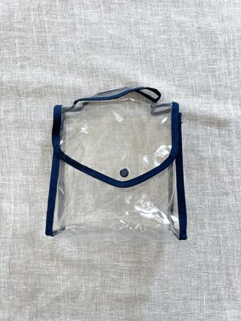 Pochette transparente et bleu marine