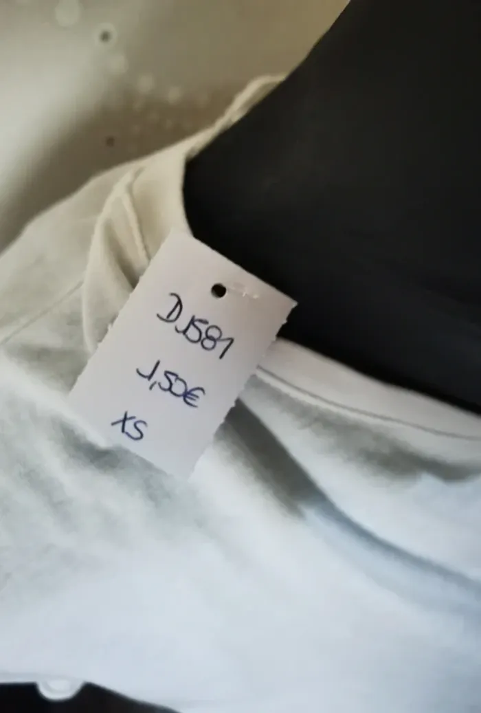 D1581 - tee-shirt femme taille XS - photo numéro 4