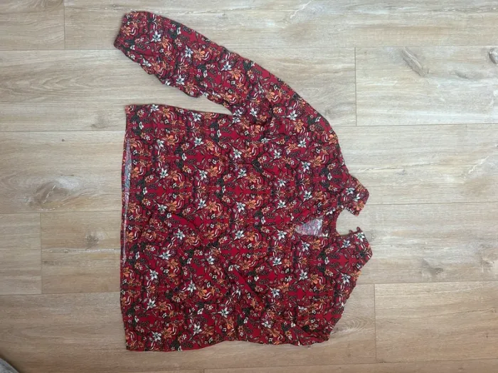 Blouse rouge fleurie - photo numéro 3