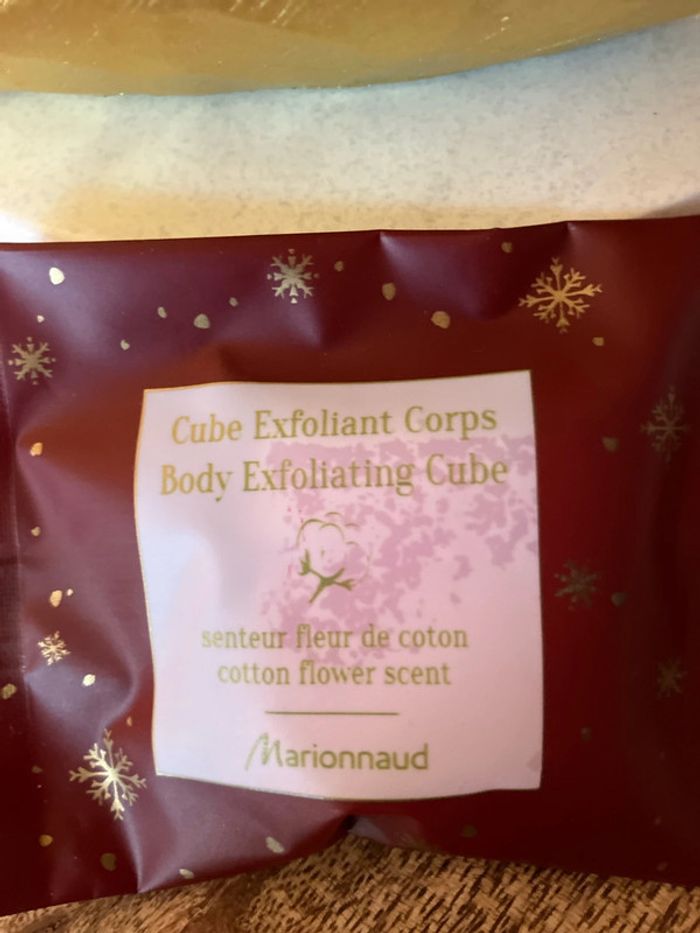 Marionnaud format voyage cube exfoliant corps senteur de fleur de coton - photo numéro 2