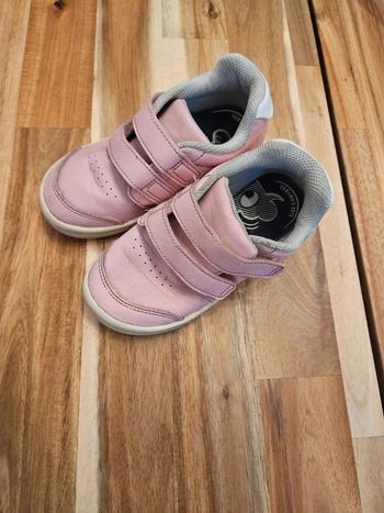 Une paire de baskets rose decathlon 27