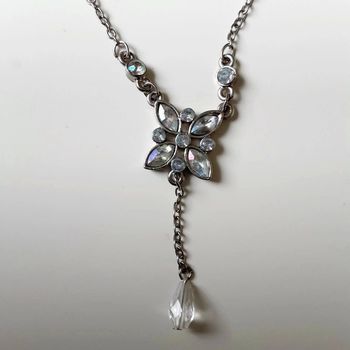 Collier argenté fleurs strass brillants