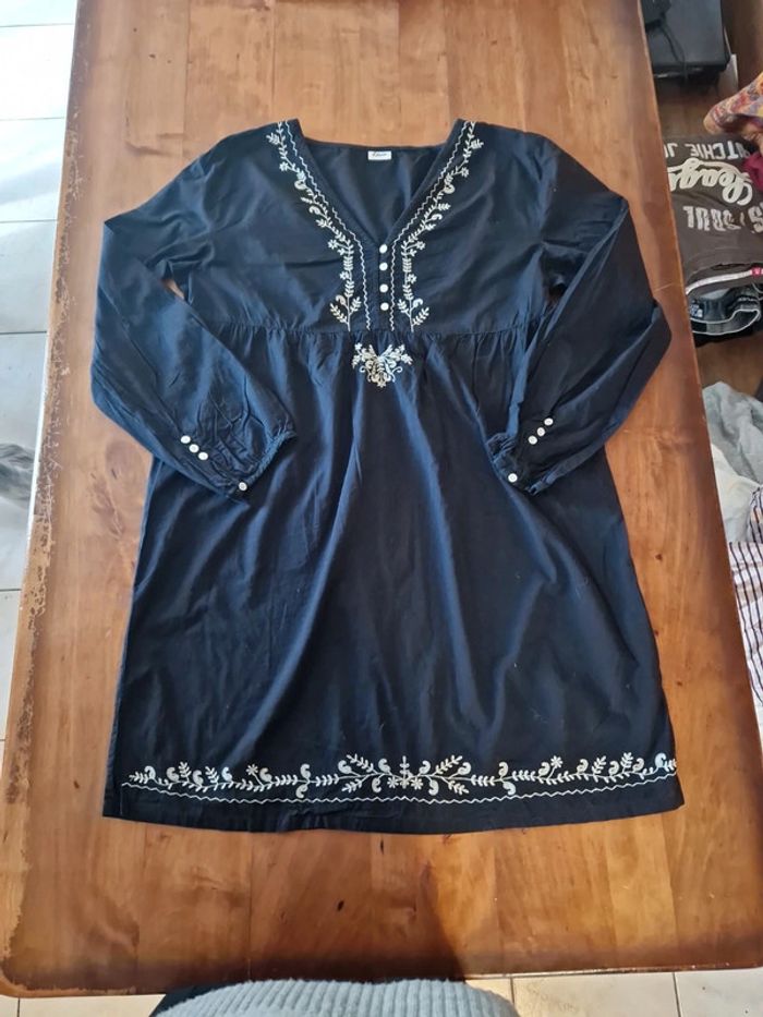 robe avec broderies