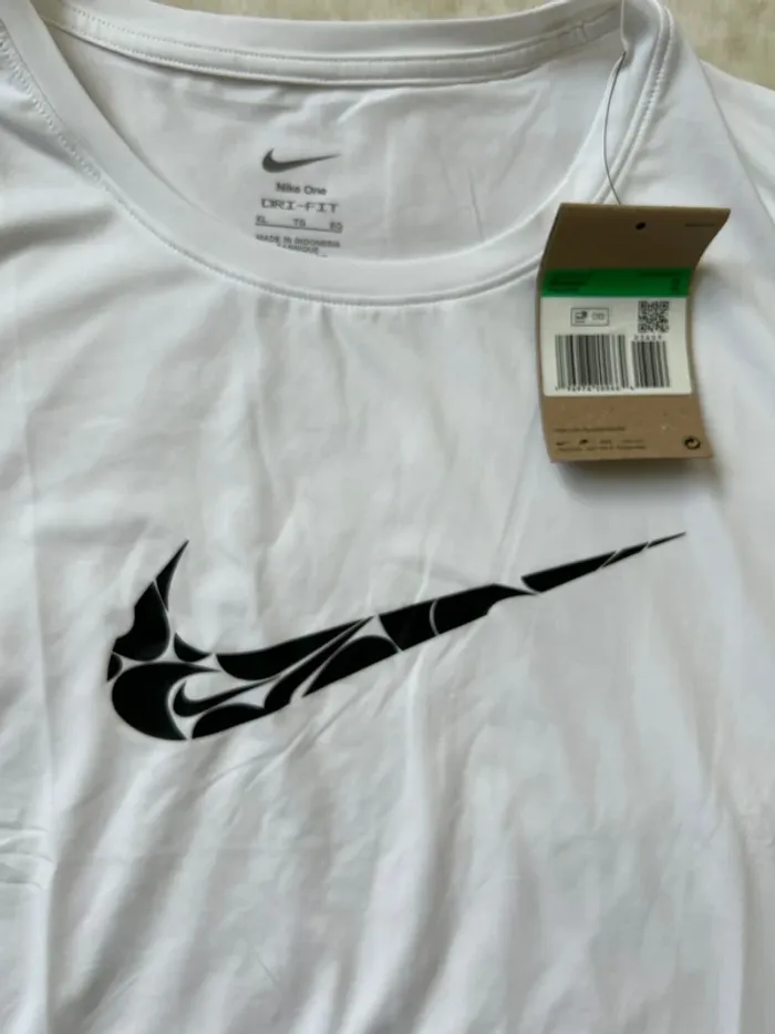 T shirt Nike neuf - photo numéro 7