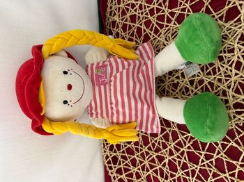 K s KIDS Poupee doudou Julia tresses jaunes chapeau rouge