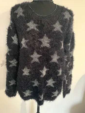 Joli pull noir avec étoiles argentées taille L 