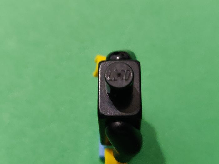 Figurine Lego Femme blouson en cuir - Excellent état - vrai Lego - photo numéro 2