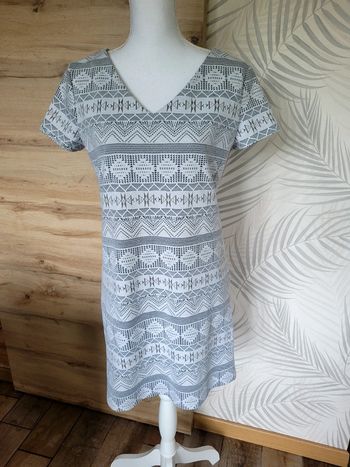 Très jolie robe taille 40 blanche et grise