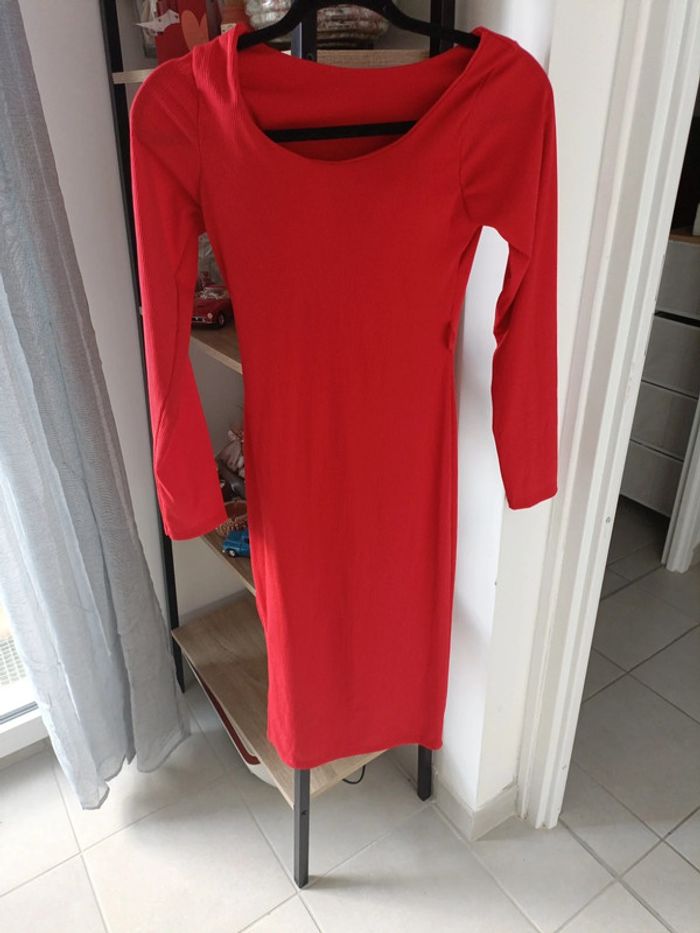 Robe rouge moulante manches longues et fente de coté – Taille S - Très bon état - photo numéro 2
