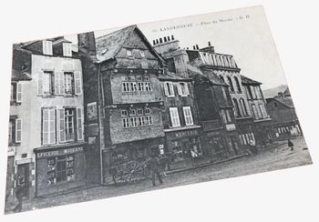 Carte postale ancienne Landerneau (Finistère) Place du Marché