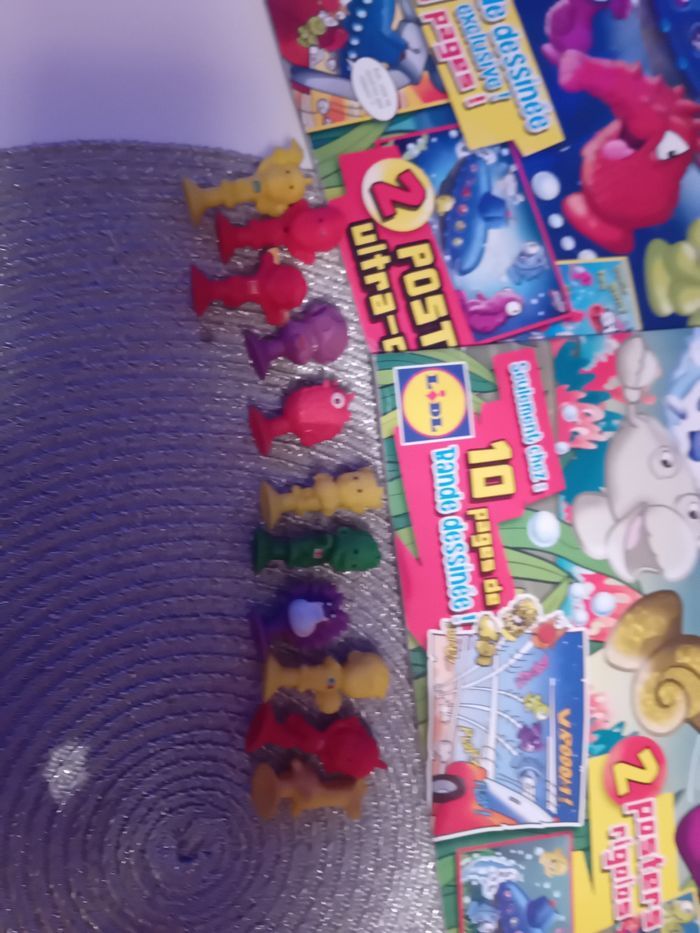 2 albums Stikees et 11 figurines - photo numéro 2