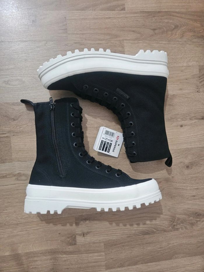 Bottines noires Superga neuves jamais portées dans leur boîte d'origine taille 38 - photo numéro 4