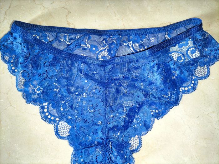 Ensemble lingerie en dentelle bleu électrique - triangle et tanga - photo numéro 3