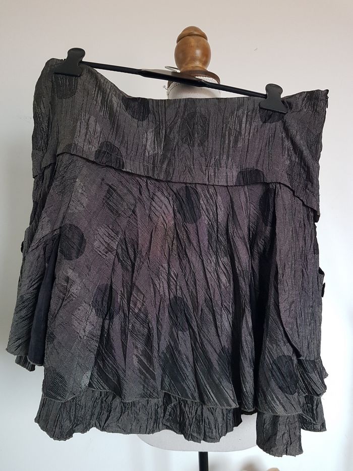 Jupe courte volant, aspect froissé satiné marron, tour taille 88cm longueur 51cm, Patrice Bréal, T44