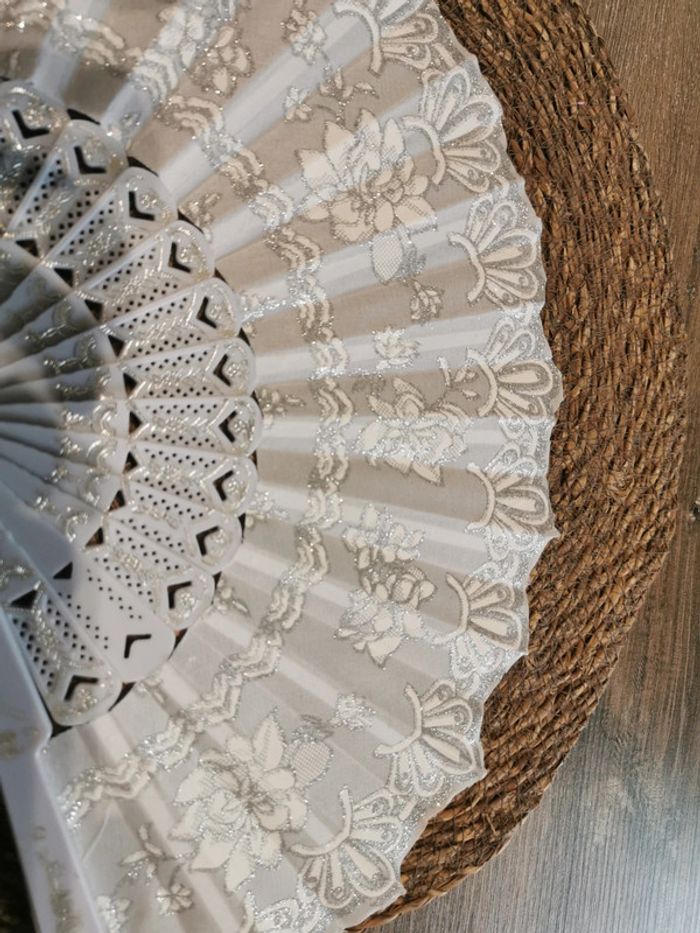 Éventail style Vintage blanc et paillettes argenté - photo numéro 2