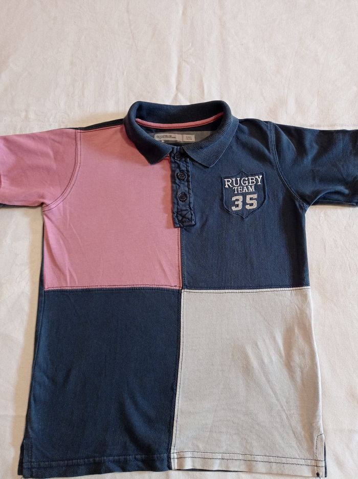 Polo manche courte avec colle voir photos avec écusson devant marquer rugby 35 marque tape à l'oeil taille 6 ans 116 cm voir photos - photo numéro 3