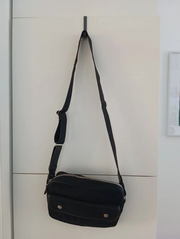Sac bandoulière en tissus détails cuir  
De la gamme perfecto by Schott