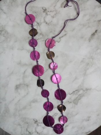 Collier long nacres violettes pièces métalliques