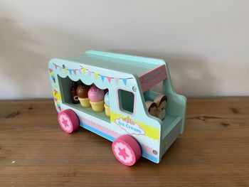 Camion de glaces en bois 