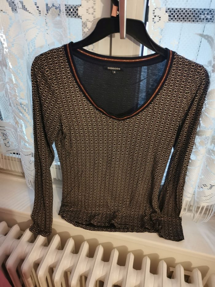 Polo manches longues fantaisie avec motifs et col V