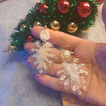 Boucles d'oreilles pendante en résine blanche