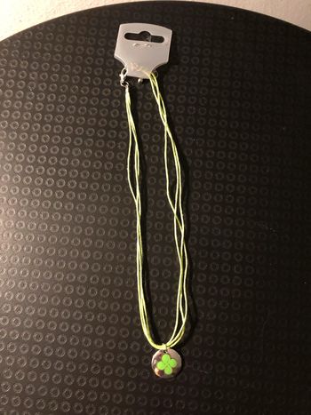 🌺 collier pendentif vert et métal argenté fleur